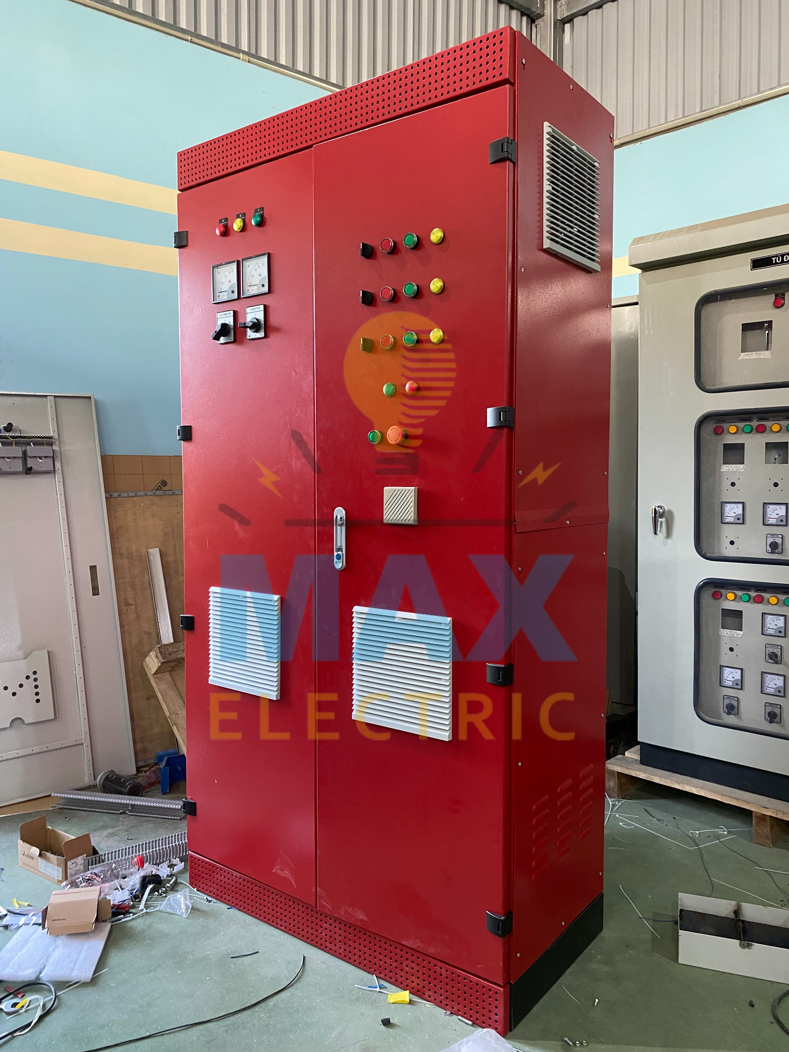 Cận cảnh các nút nhấn và công tắc chuyển mạch trên tủ điều khiển bơm