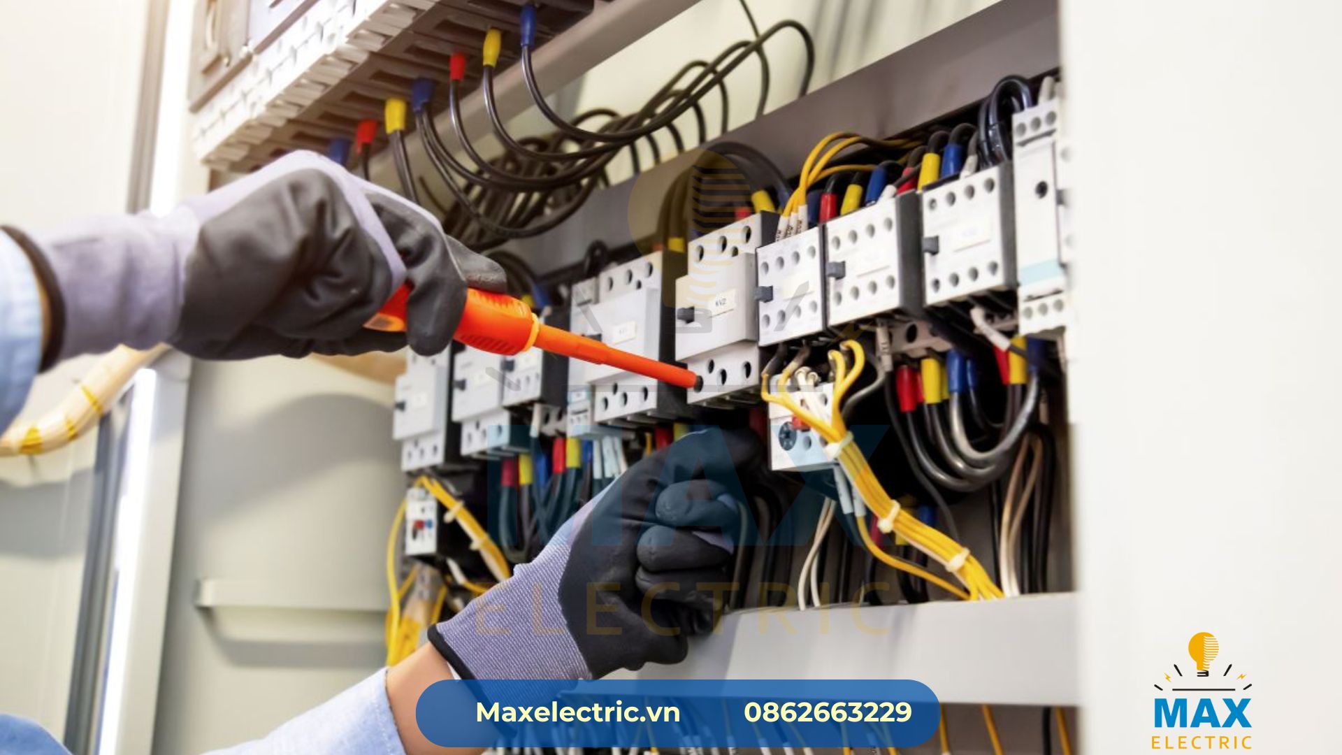 Kỹ thuật viên Max Electric đang kiểm tra tủ điện PCCC trước khi bàn giao